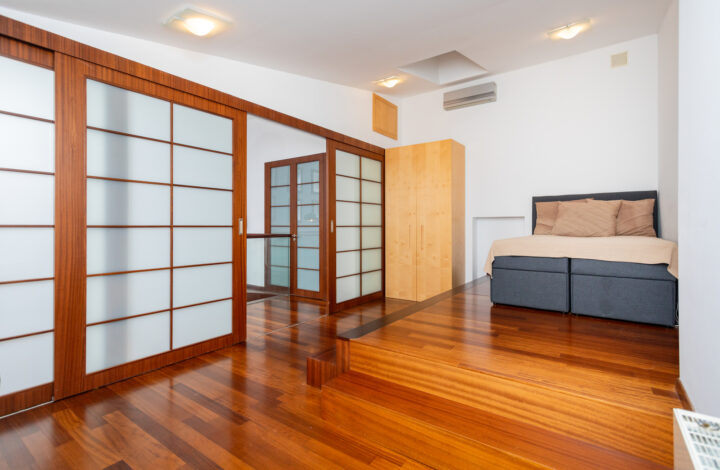 Penthouse tarasem na dachu w kamienicy z windą