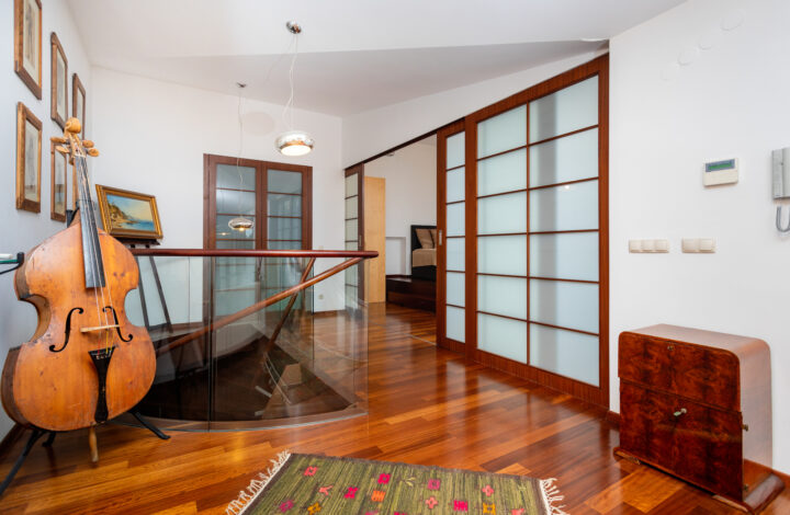 Penthouse tarasem na dachu w kamienicy z windą