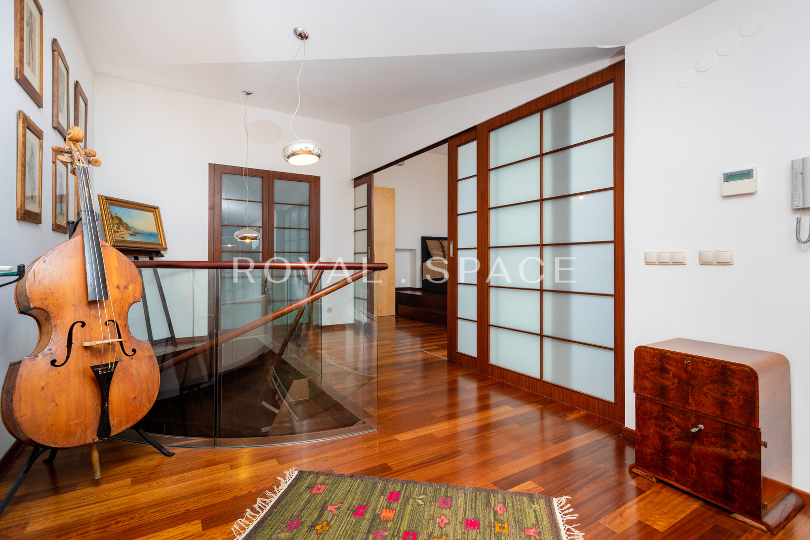 Penthouse tarasem na dachu w kamienicy z windą