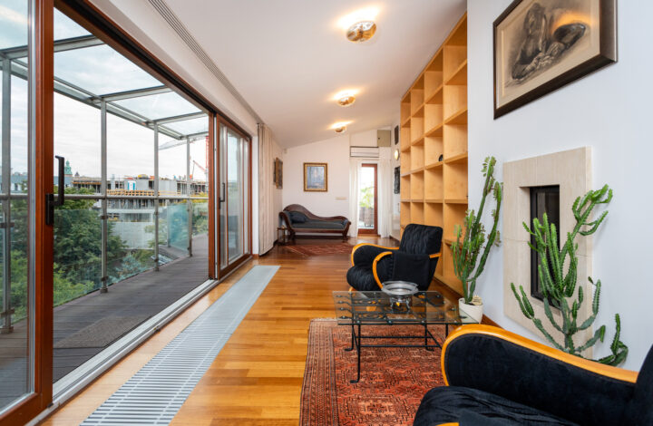 Penthouse tarasem na dachu w kamienicy z windą