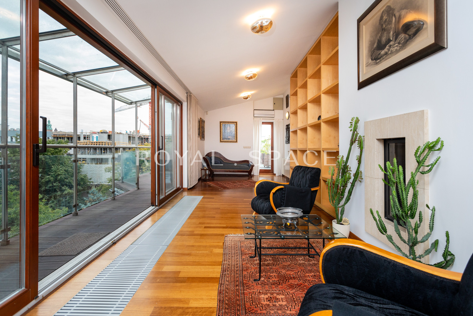 Penthouse tarasem na dachu w kamienicy z windą