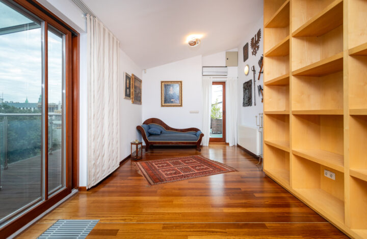 Penthouse tarasem na dachu w kamienicy z windą