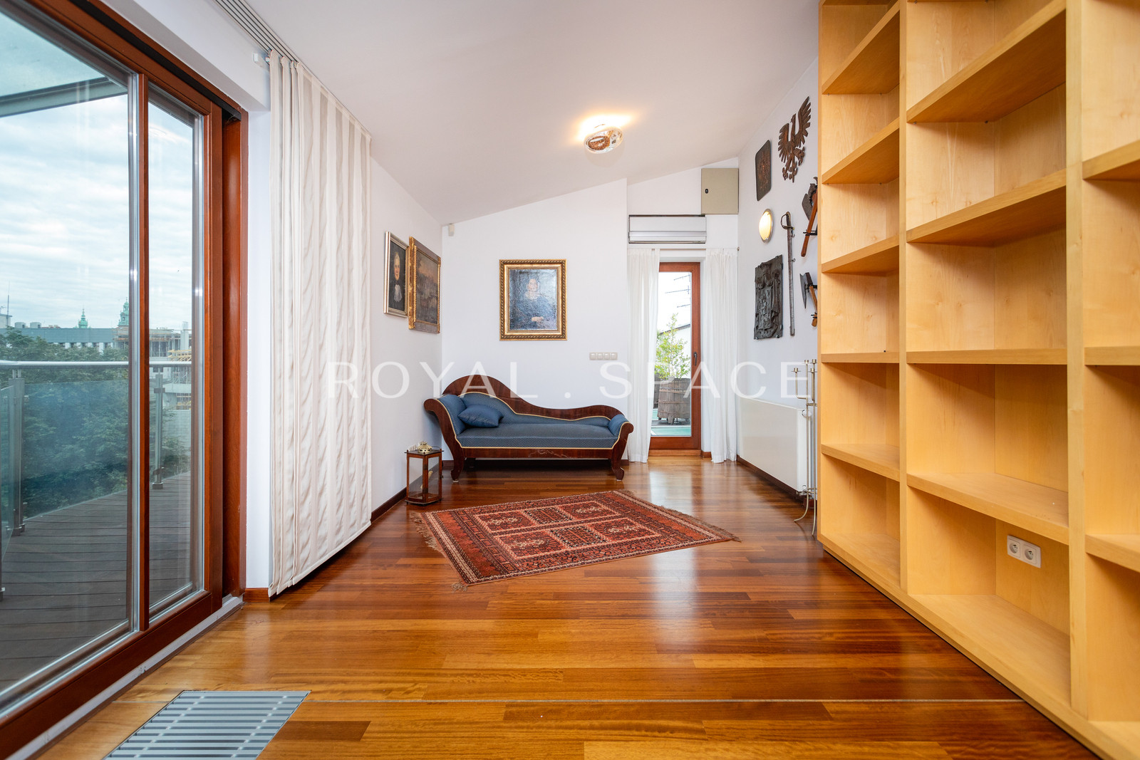 Penthouse tarasem na dachu w kamienicy z windą