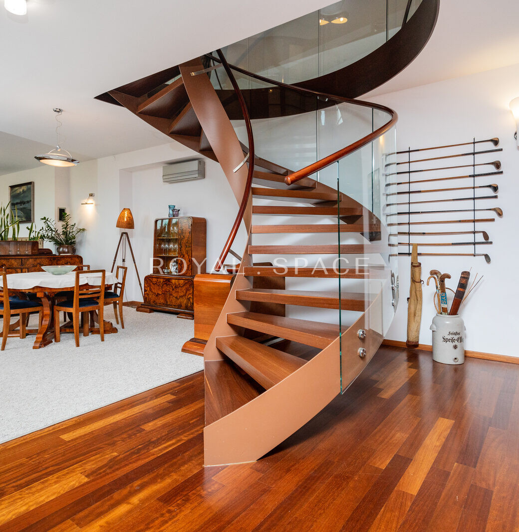 Penthouse tarasem na dachu w kamienicy z windą