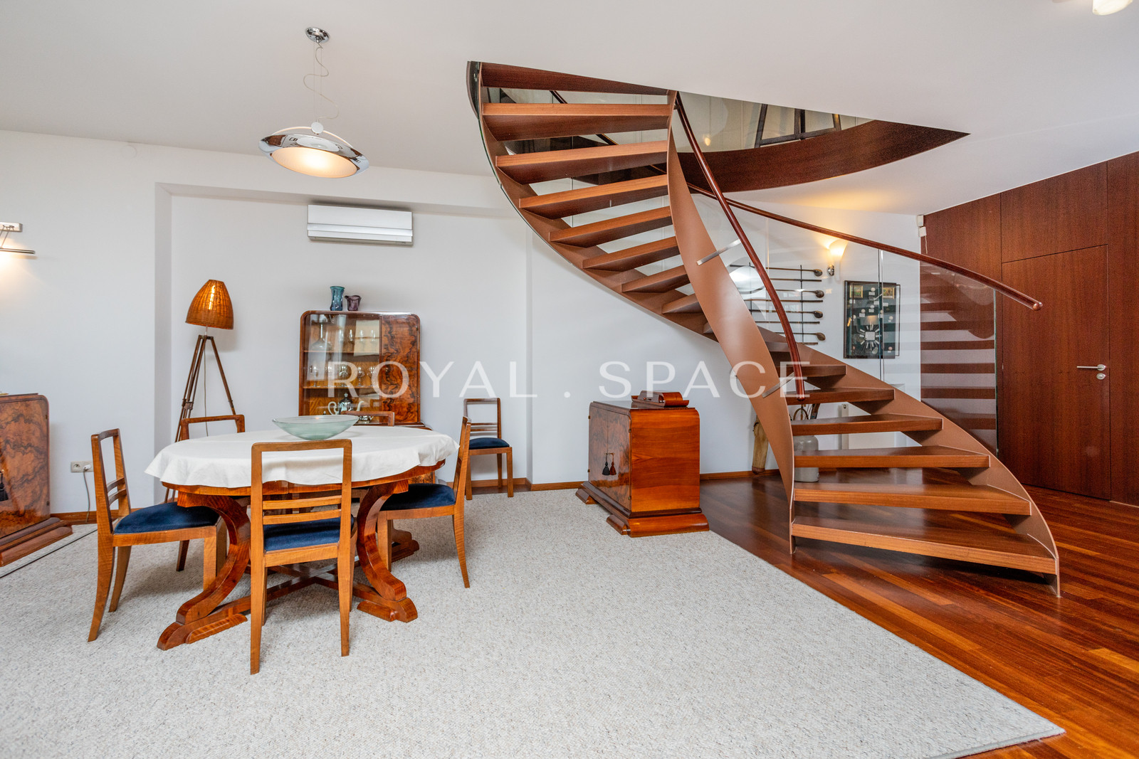 Penthouse tarasem na dachu w kamienicy z windą