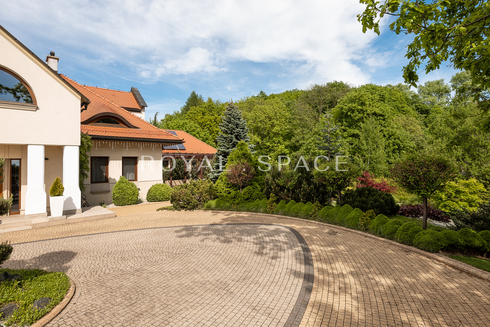 Унікальна резиденція з басейном на півночі Кракова!