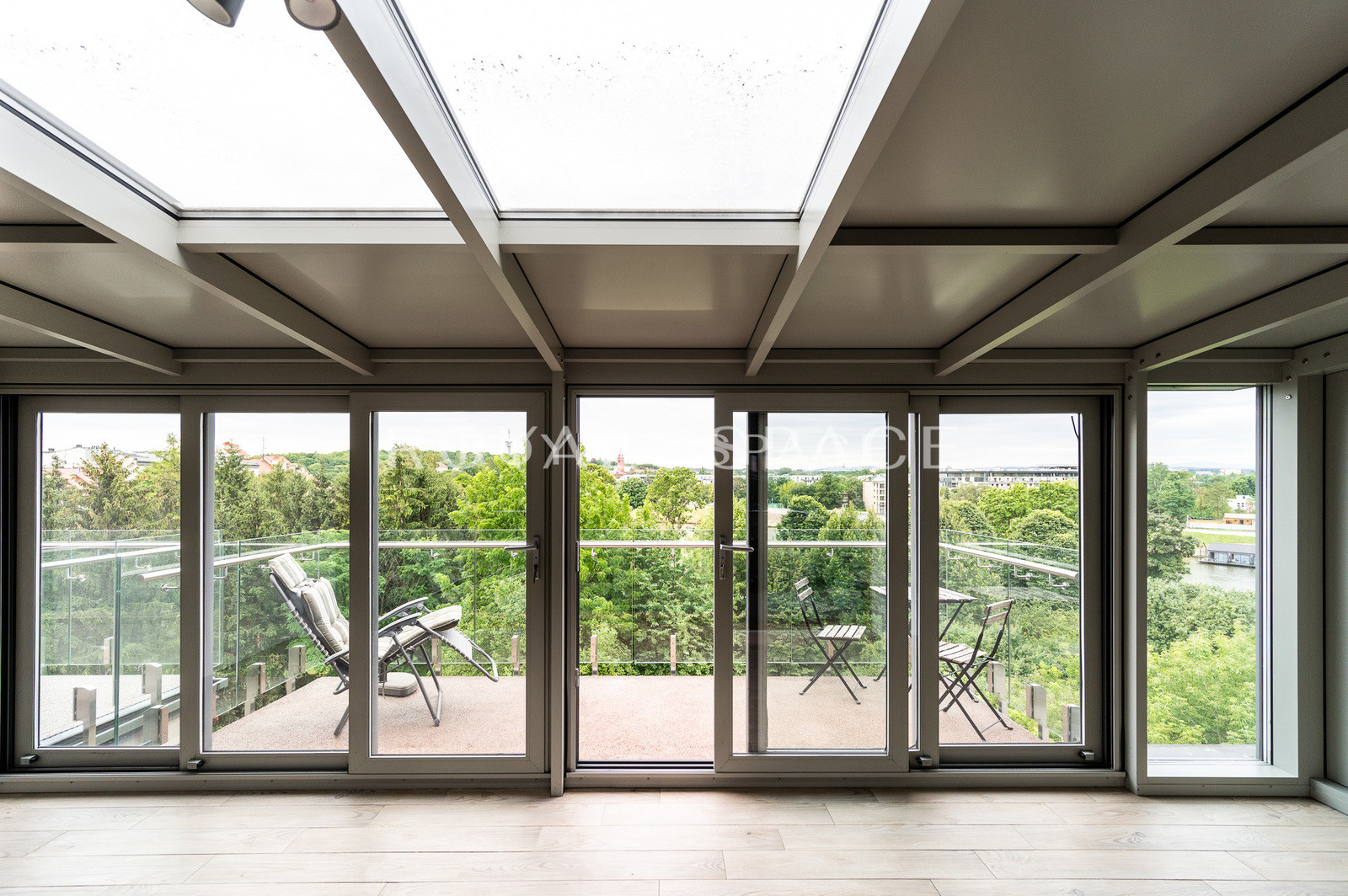 Penthouse z widokiem na Wisłę z ogrodem zimowym