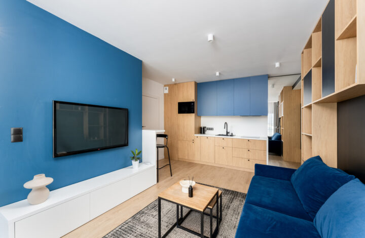 Apartment with Balcony Next to M1