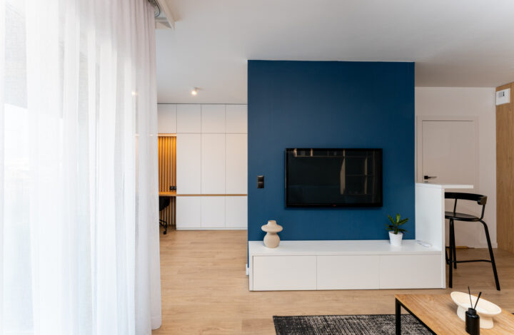 Apartment with Balcony Next to M1