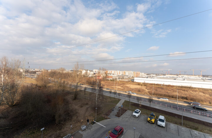 Apartment with Balcony Next to M1