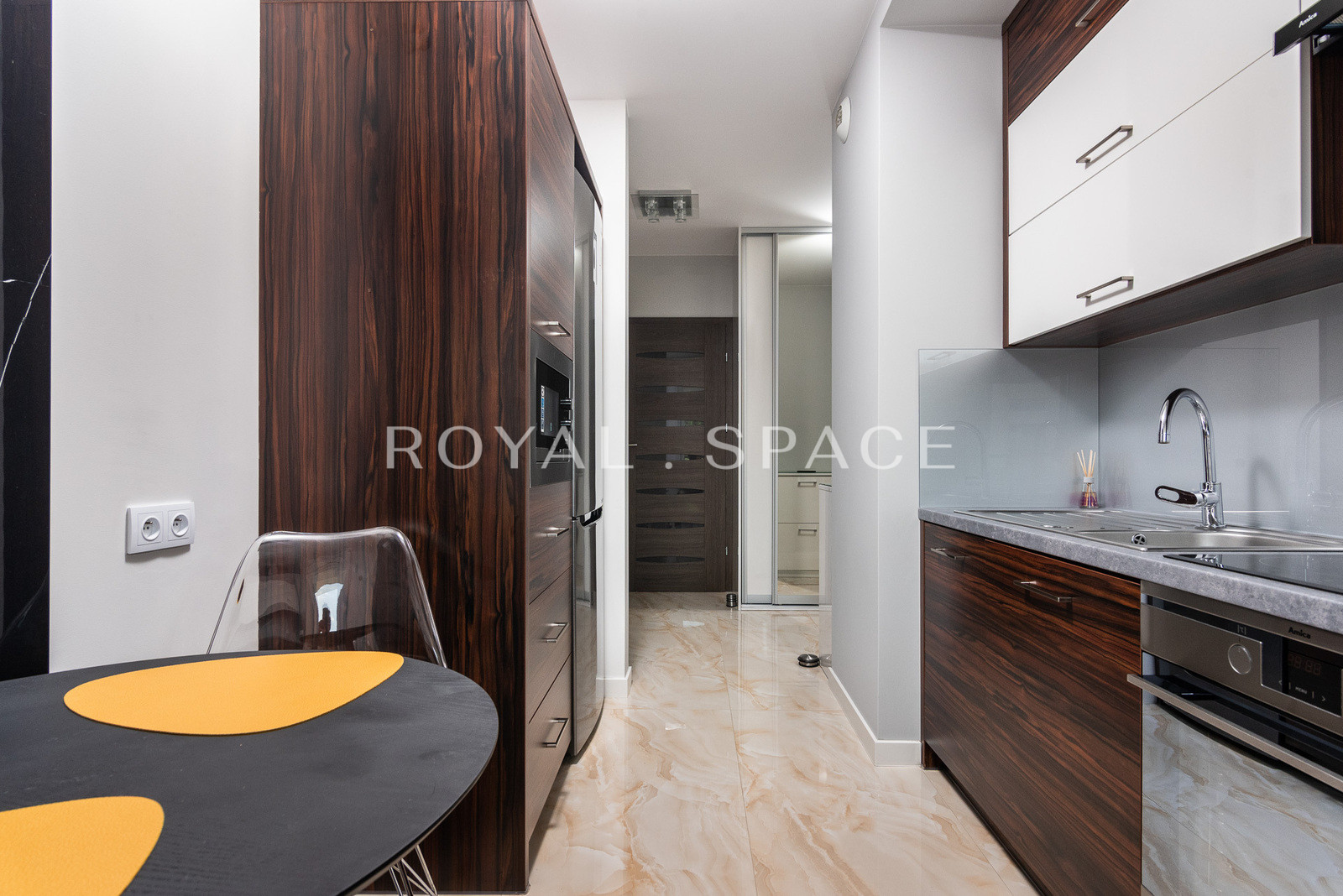 Стильна квартира з окремою кухнею | VERMELO