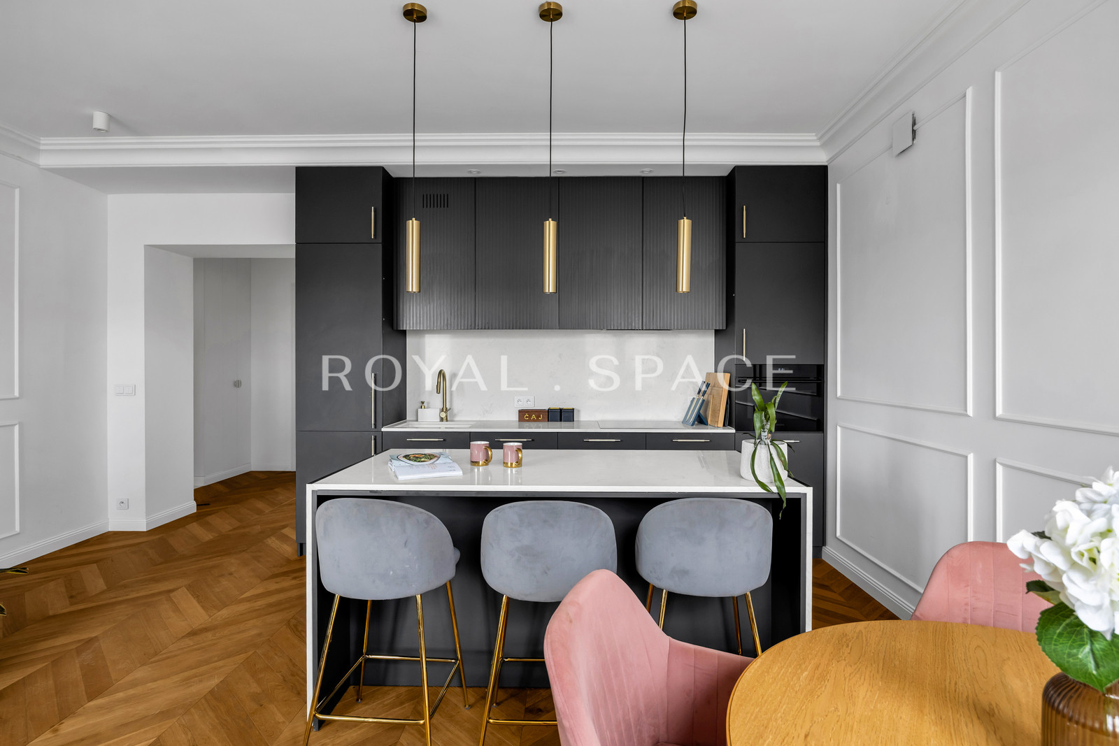 Перлина на Площі Конституції!