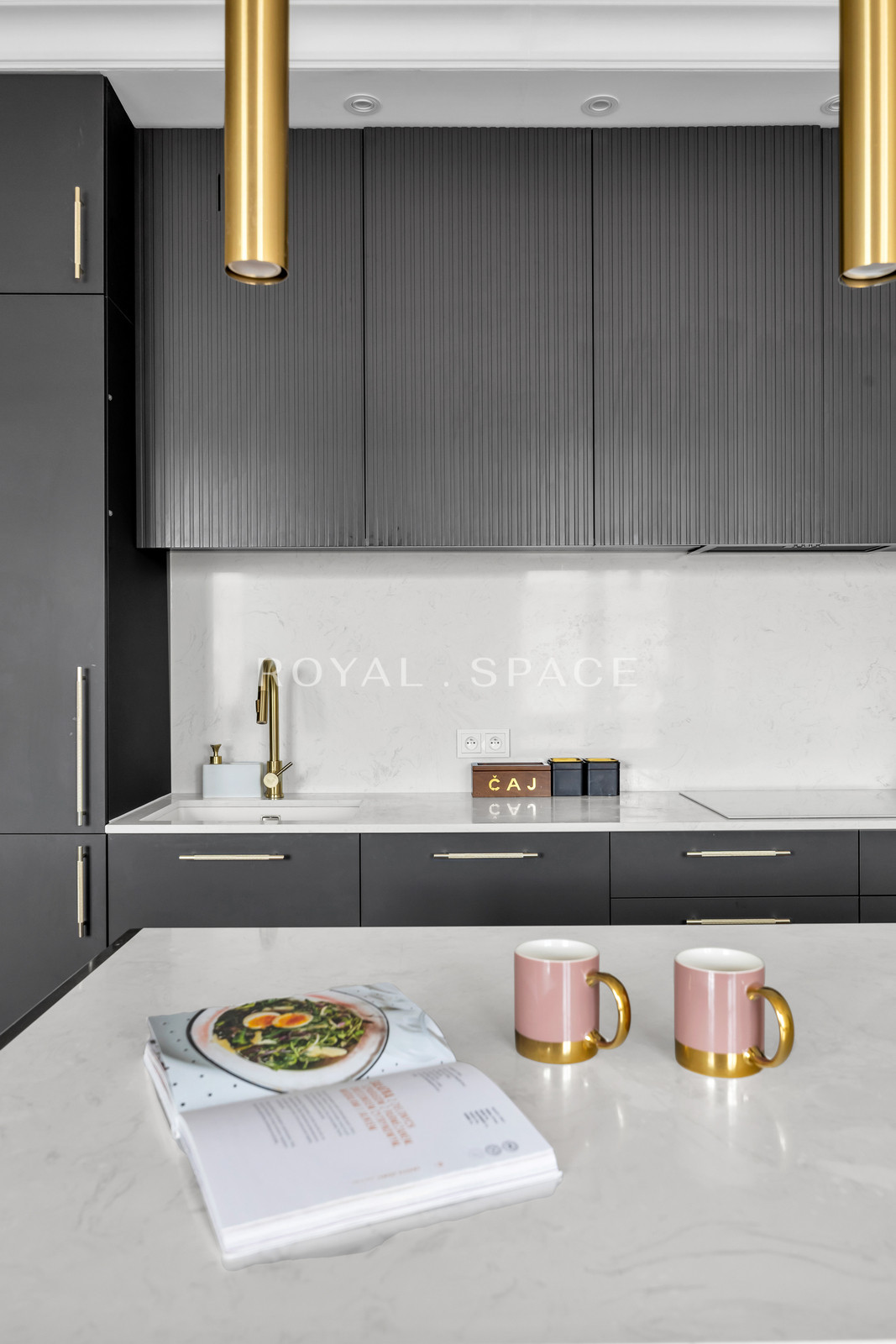 Перлина на Площі Конституції!