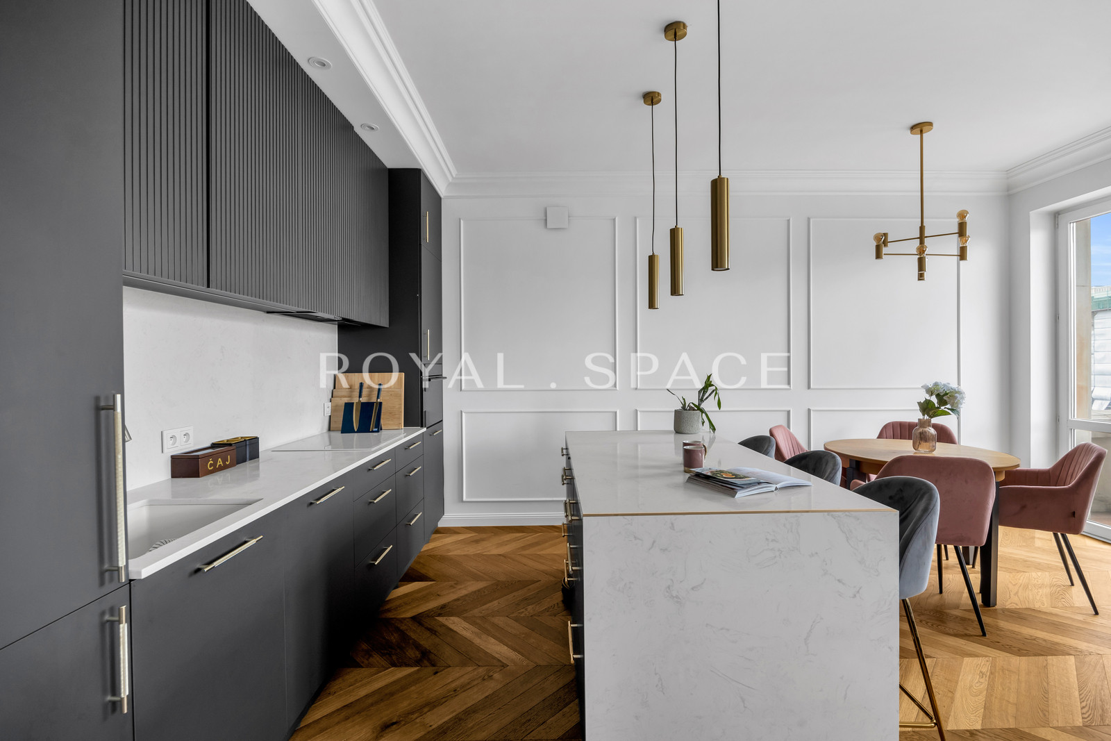 Перлина на Площі Конституції!