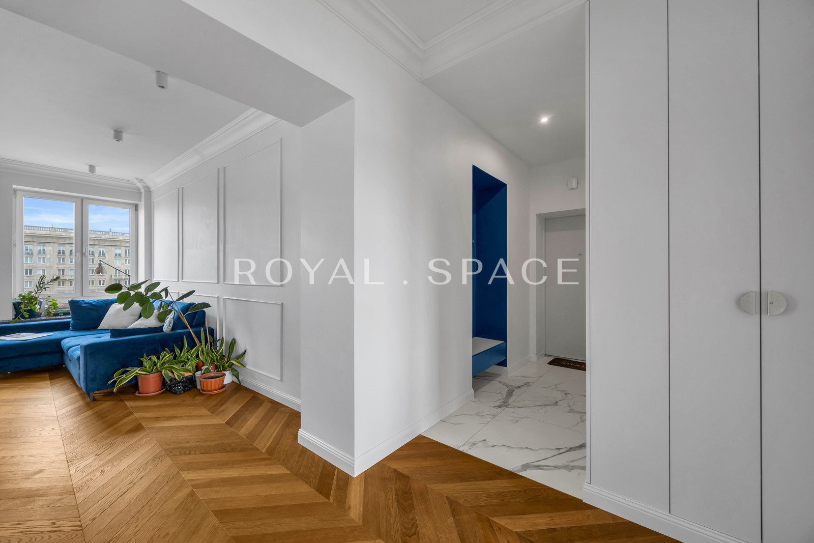 Перлина на Площі Конституції!