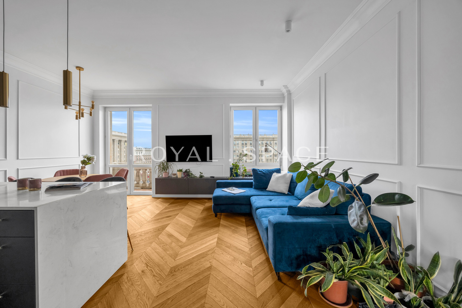 Перлина на Площі Конституції!