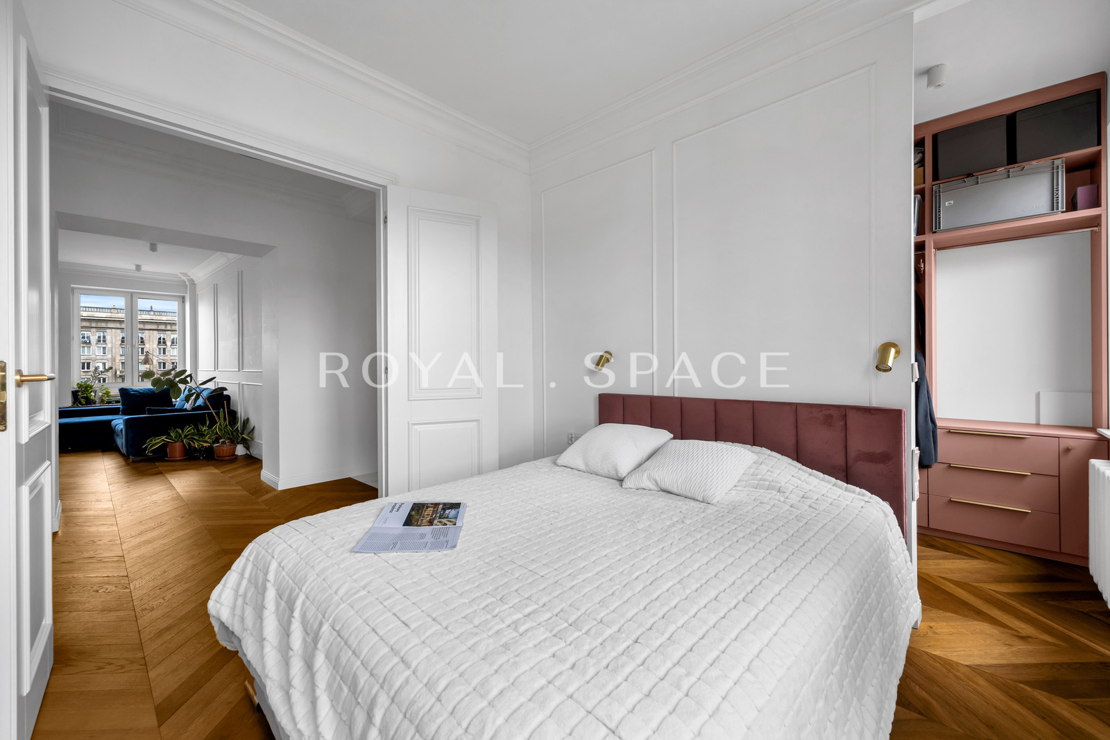 Перлина на Площі Конституції!