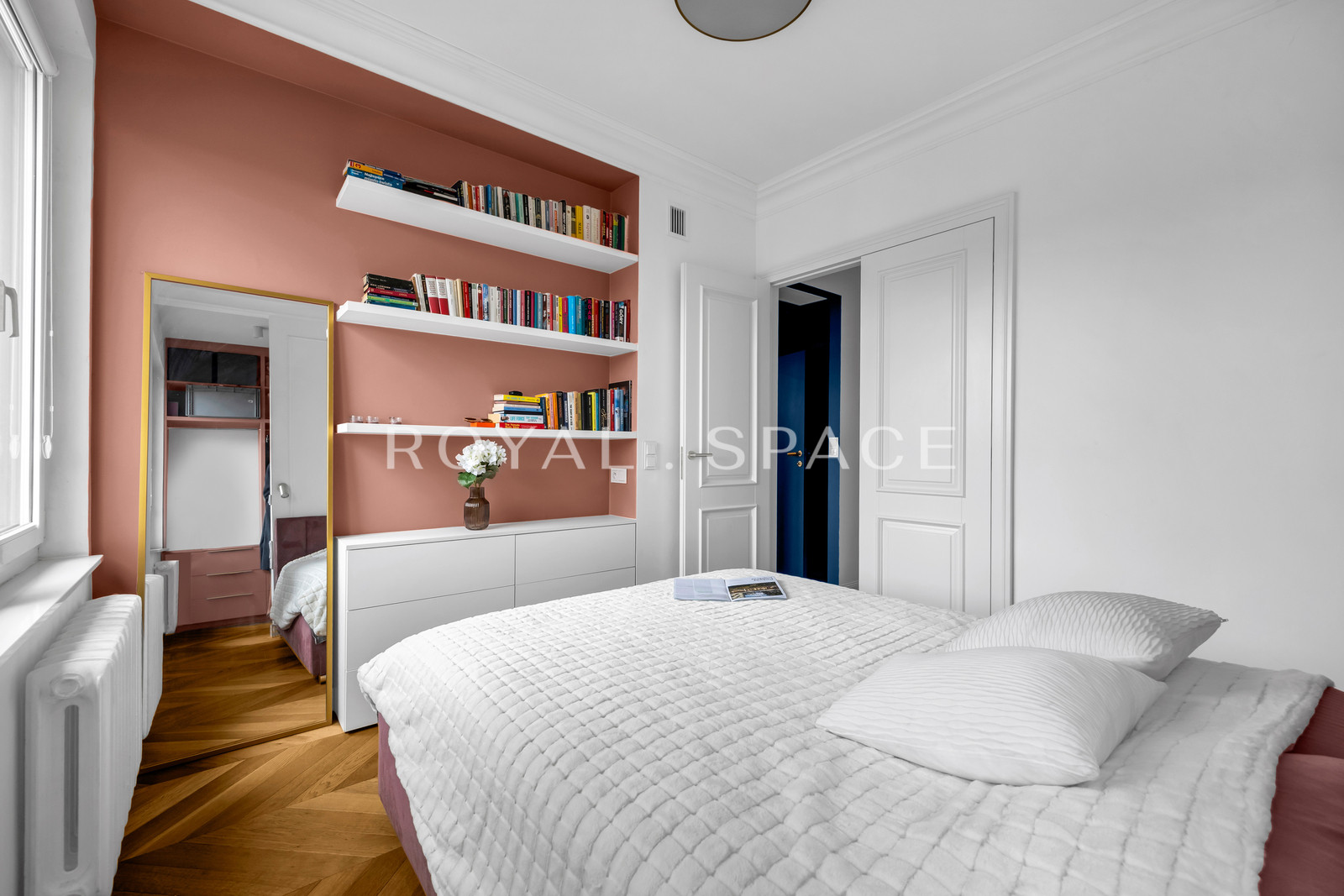 Перлина на Площі Конституції!