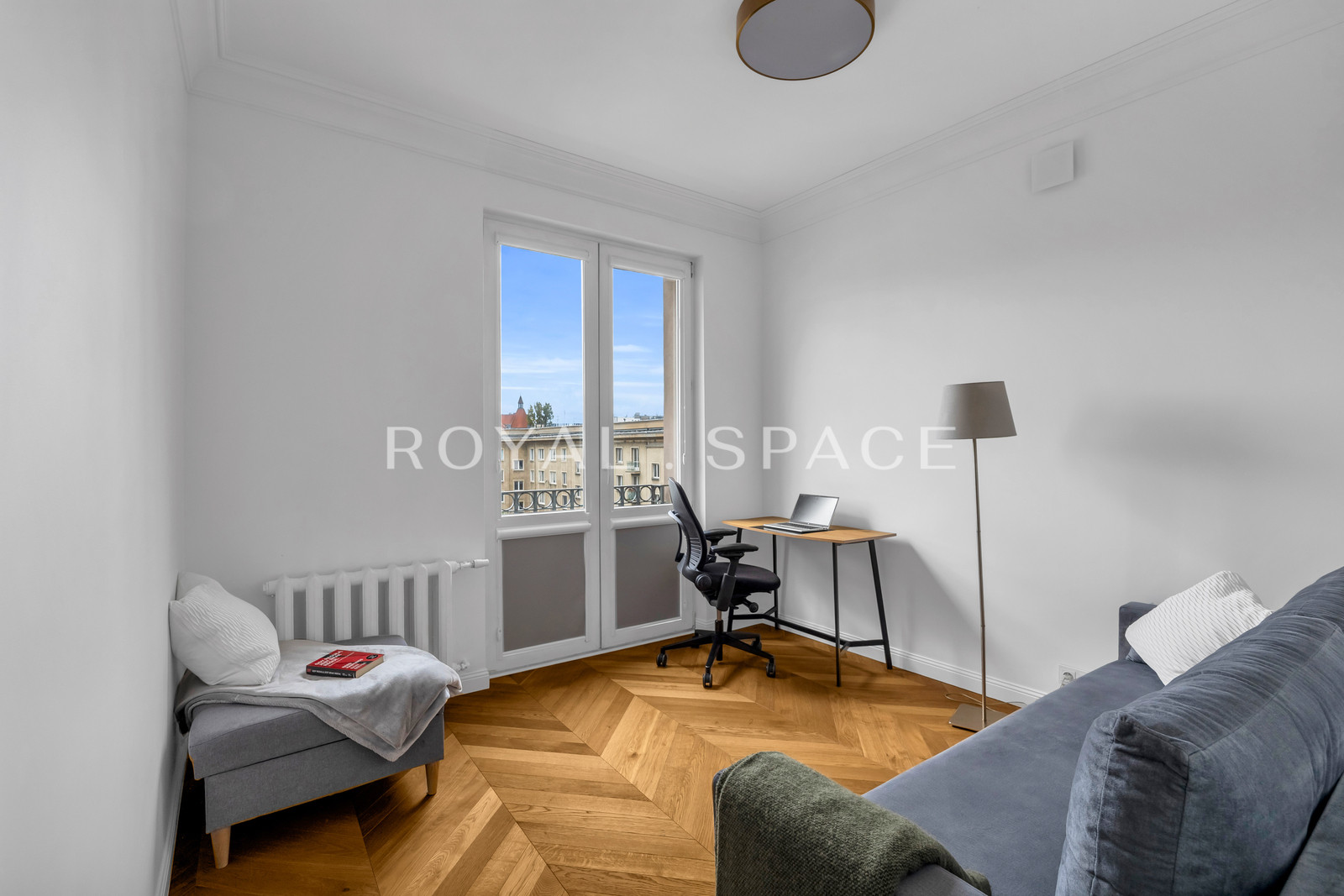 Перлина на Площі Конституції!