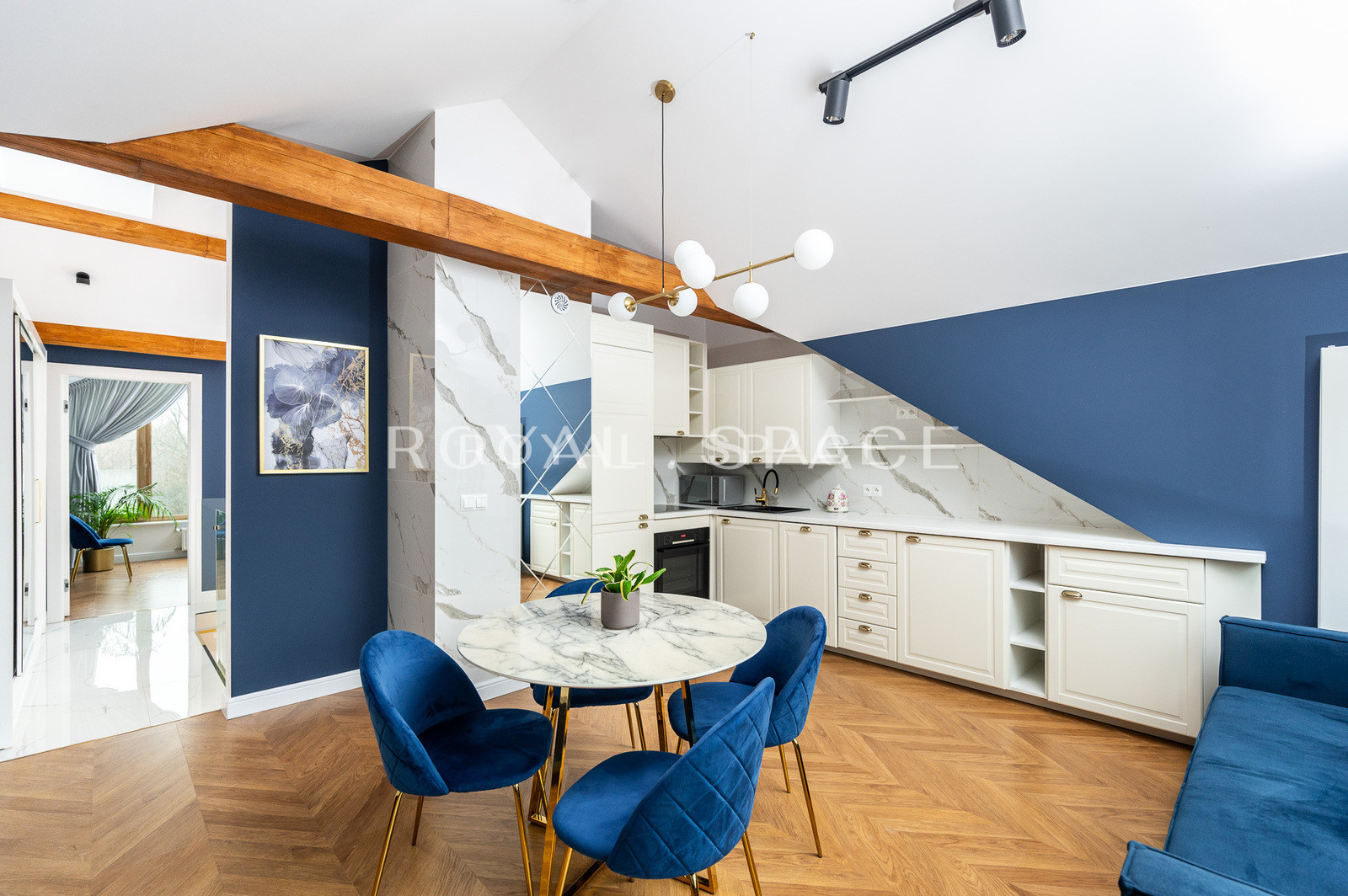 Cozy, sunlit apartment for rent!