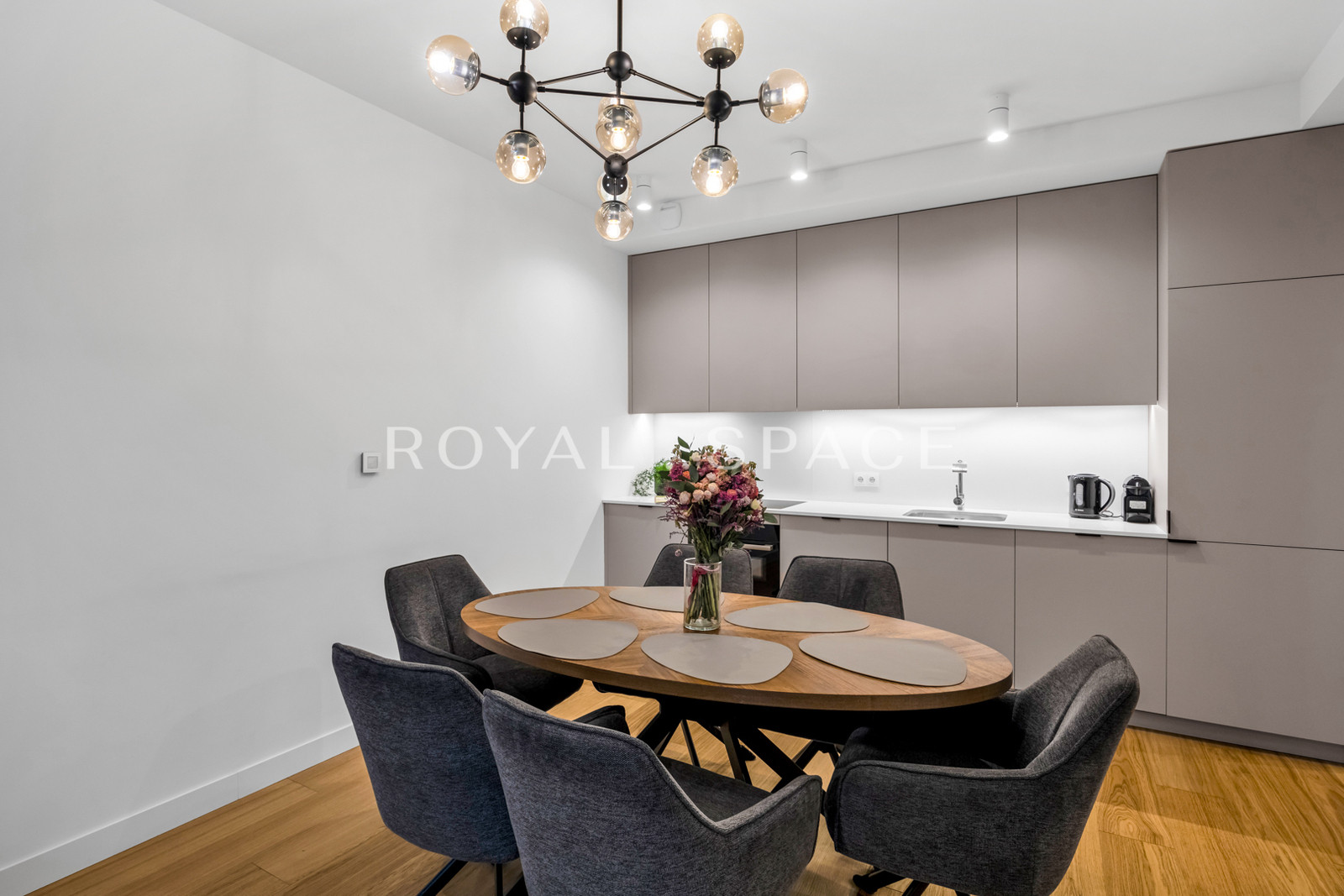 Modern 4-room apartment | Grzybowska 37