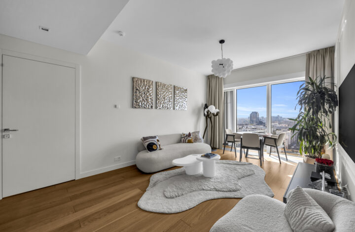 Luxury Apartment with a View of Wola | Złota 44