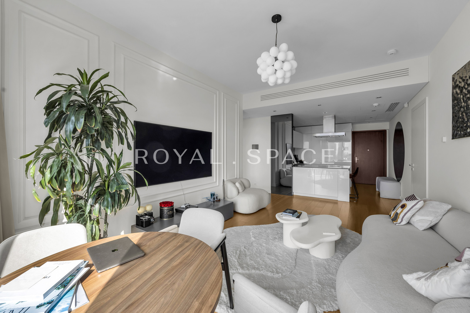 Luxury Apartment with a View of Wola | Złota 44