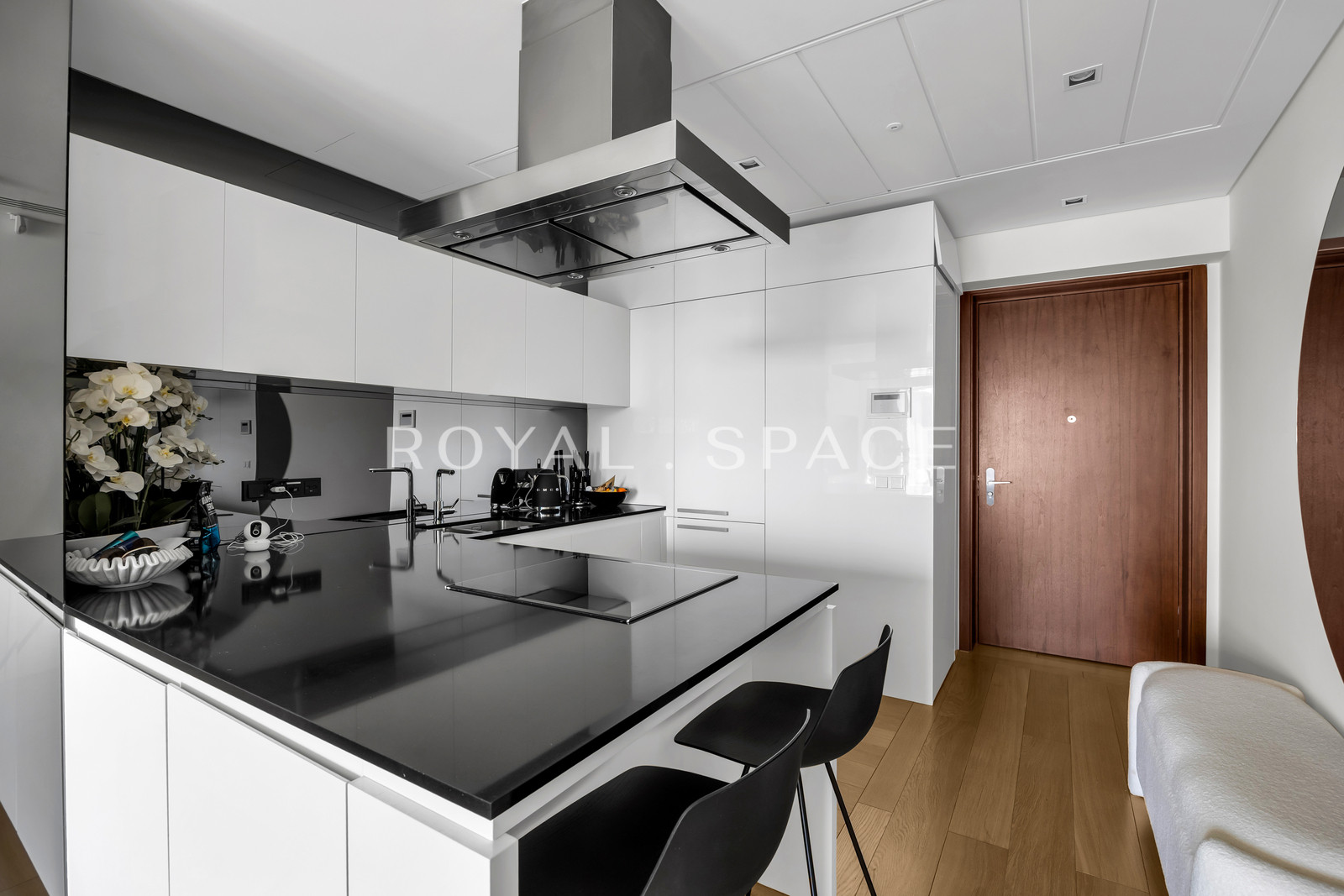 Luxury Apartment with a View of Wola | Złota 44