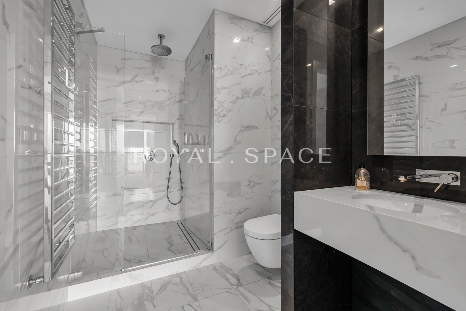 Luxury Apartment with a View of Wola | Złota 44