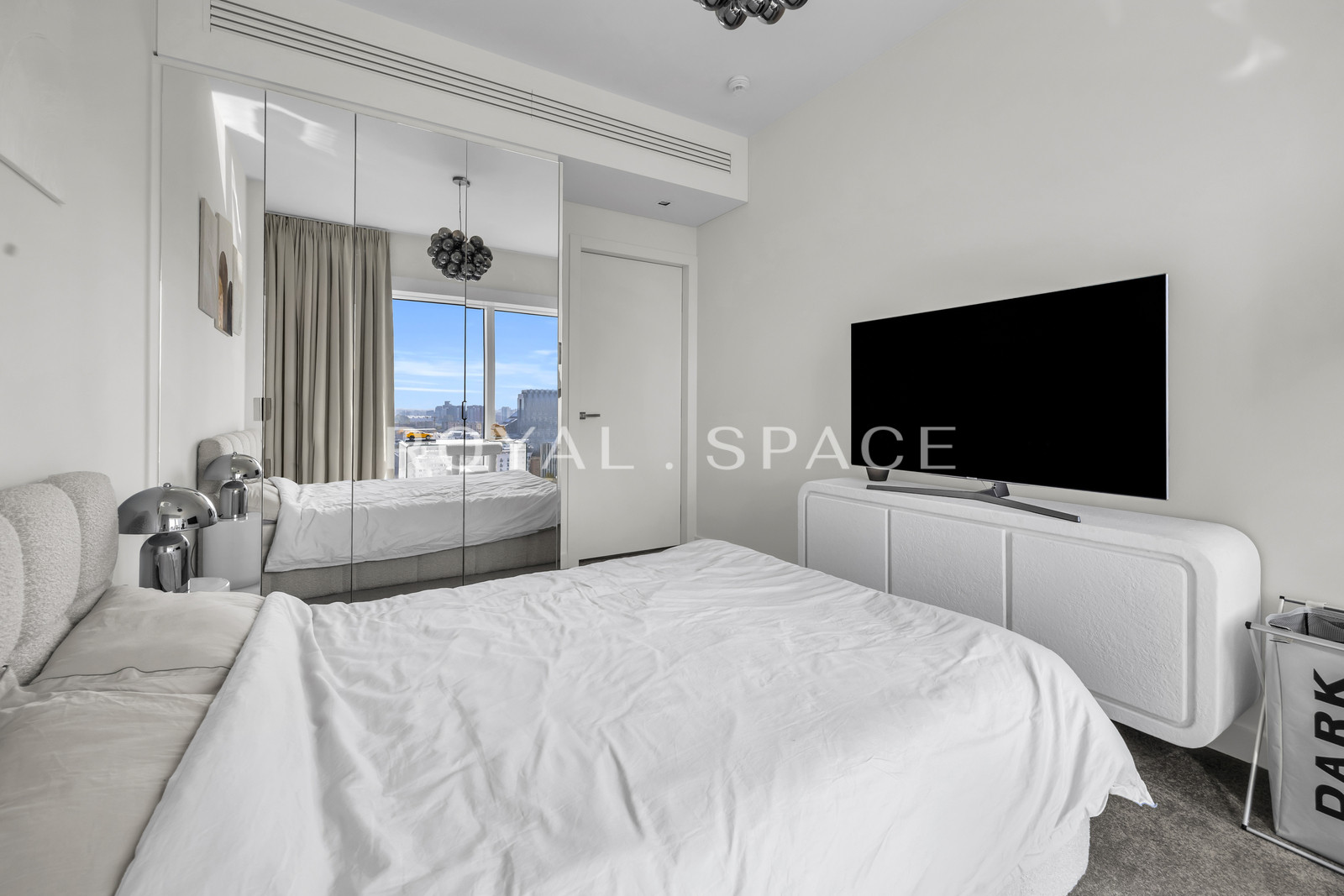 Luxury Apartment with a View of Wola | Złota 44