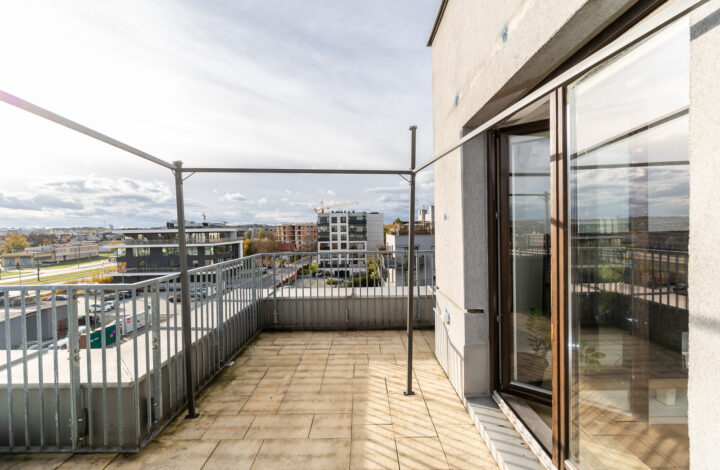 Простора квартира з терасою поблизу Багри