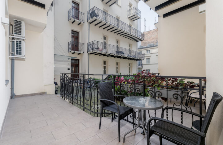 Apartament w odrestaurowanej kamienicy obok Plant!