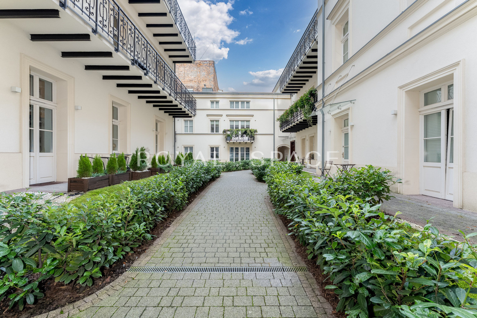 Apartament w odrestaurowanej kamienicy obok Plant!