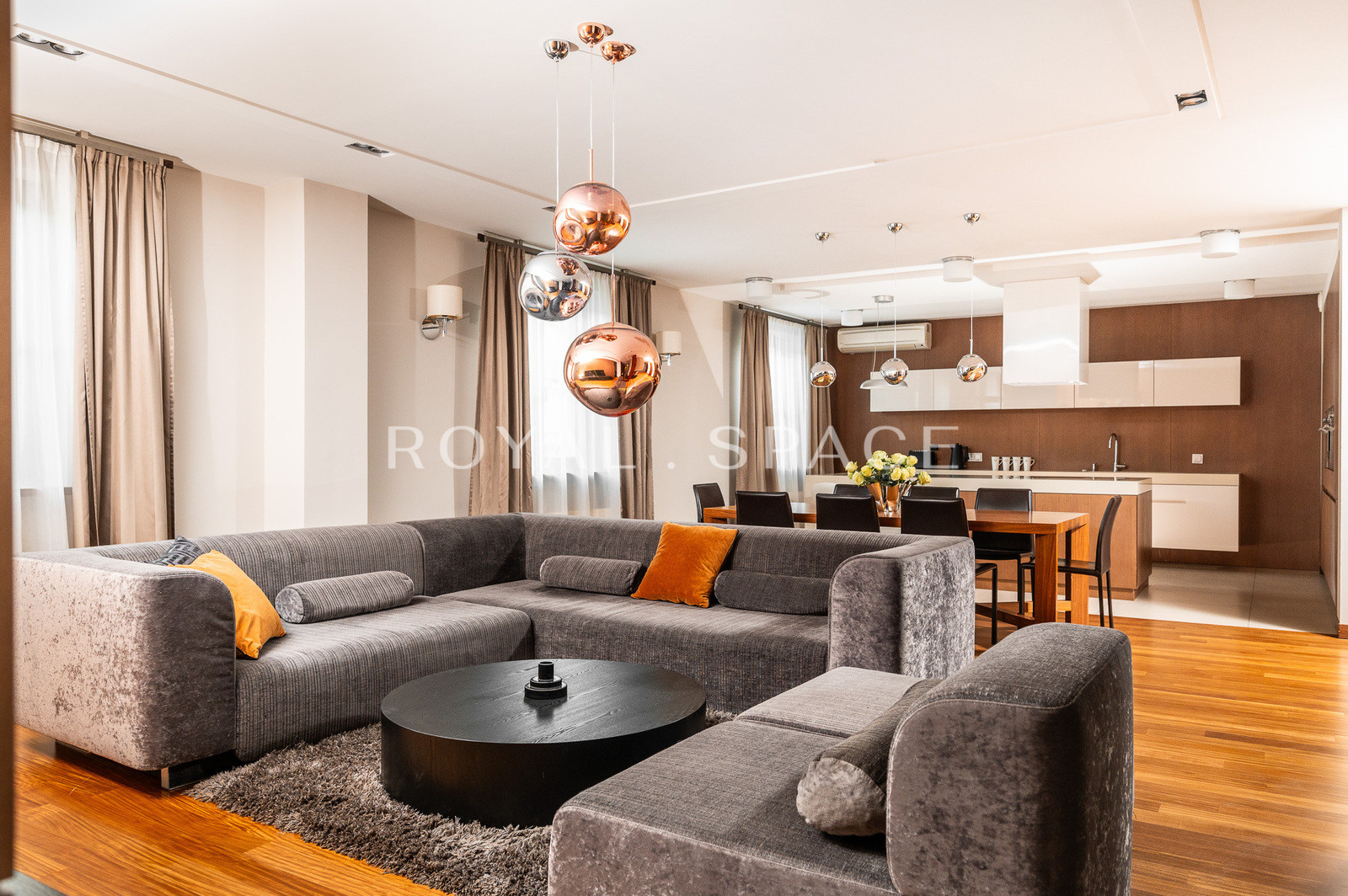 Luxurious 4-bedroom apartment next to Old Town!