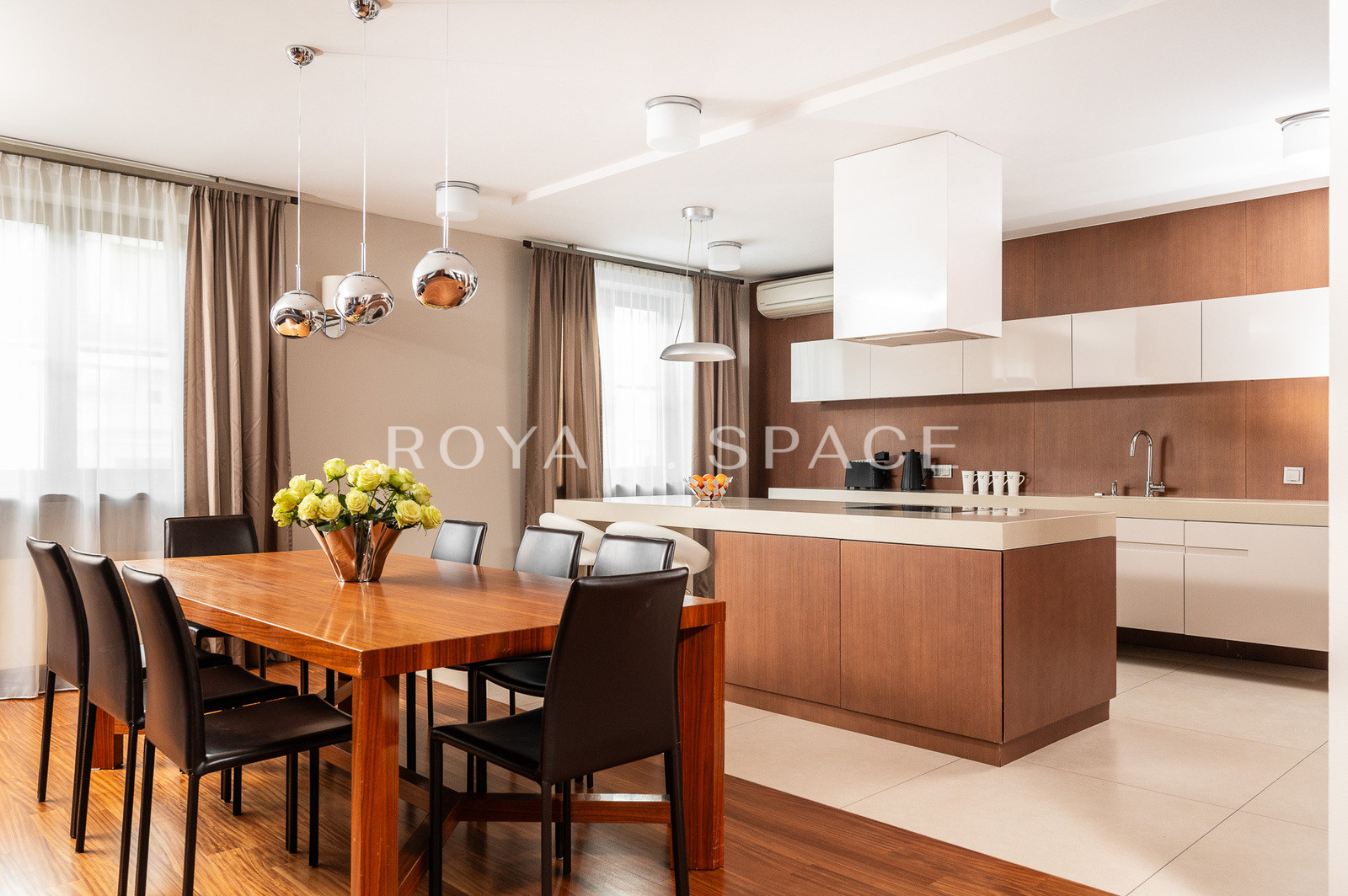 Luxurious 4-bedroom apartment next to Old Town!