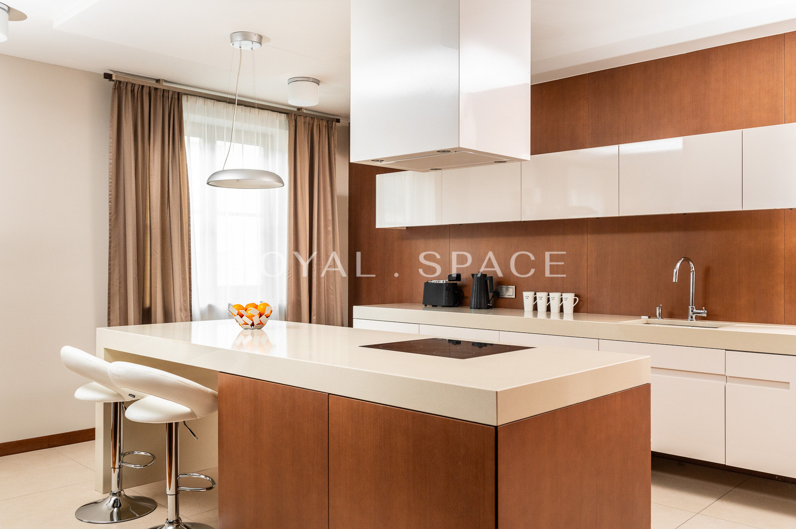 Luxurious 4-bedroom apartment next to Old Town!