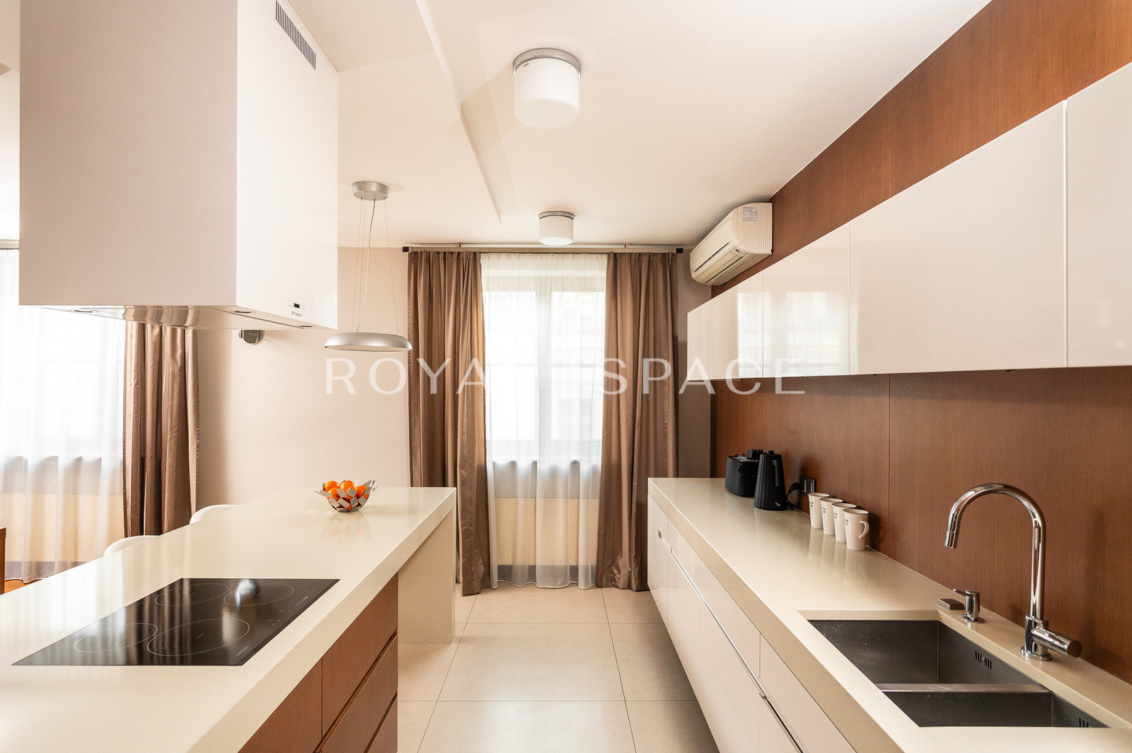 Luxurious 4-bedroom apartment next to Old Town!