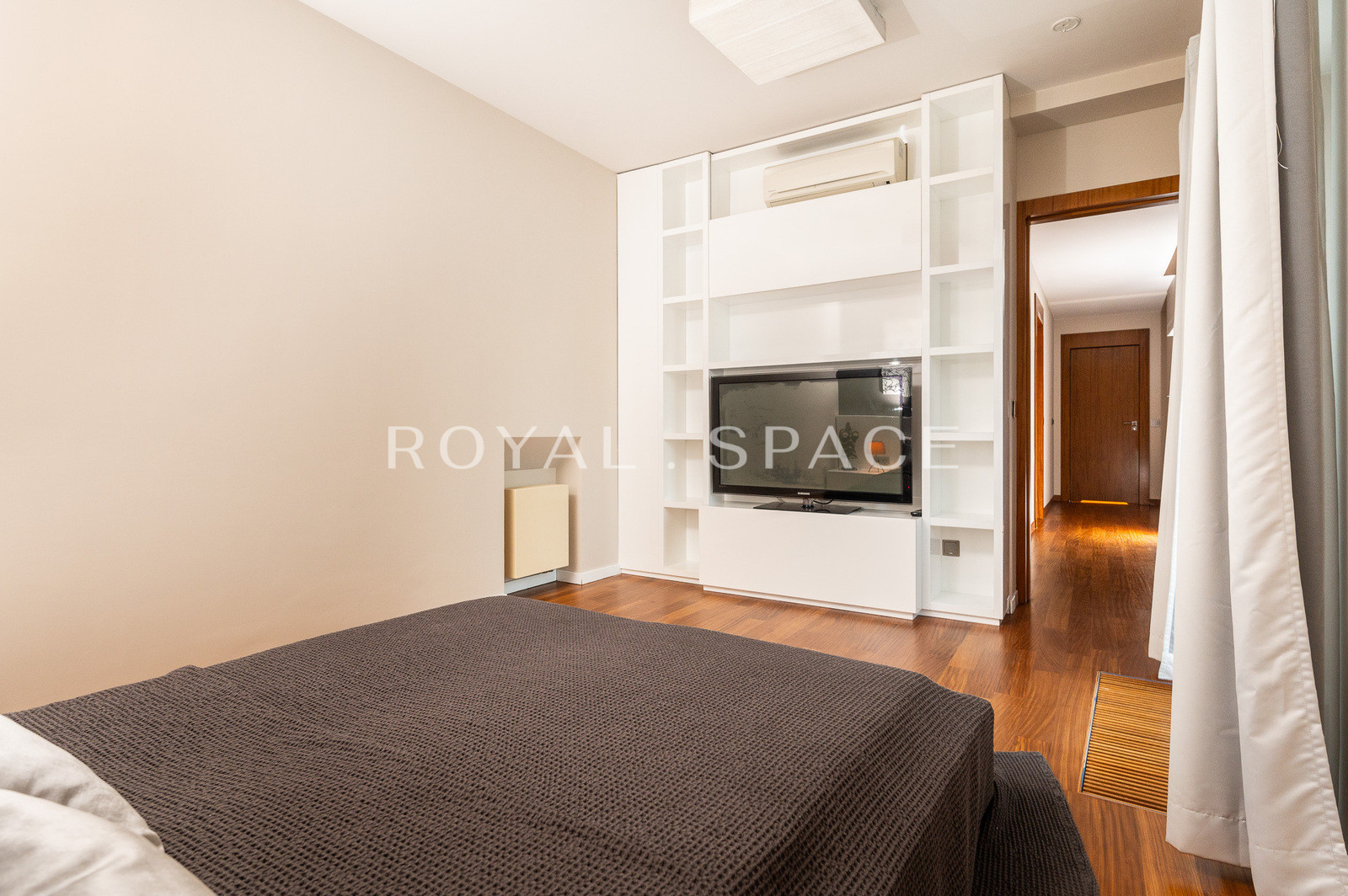 Luxurious 4-bedroom apartment next to Old Town!