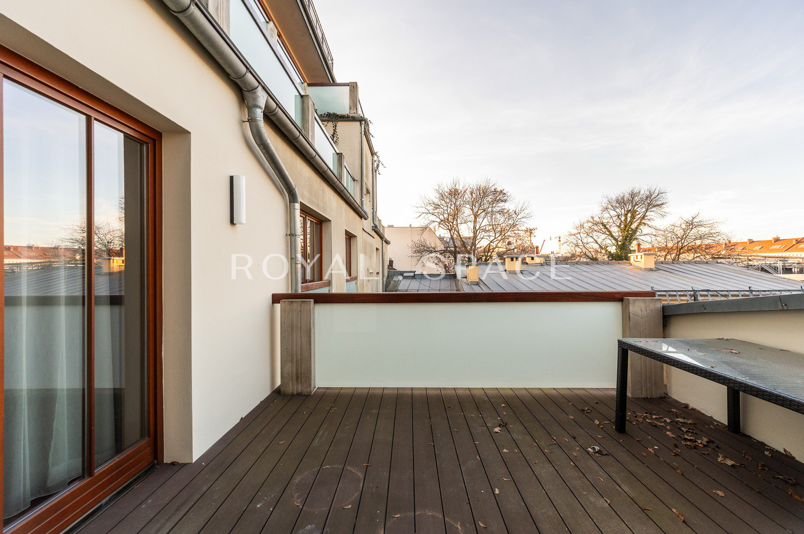 Luxurious 4-bedroom apartment next to Old Town!