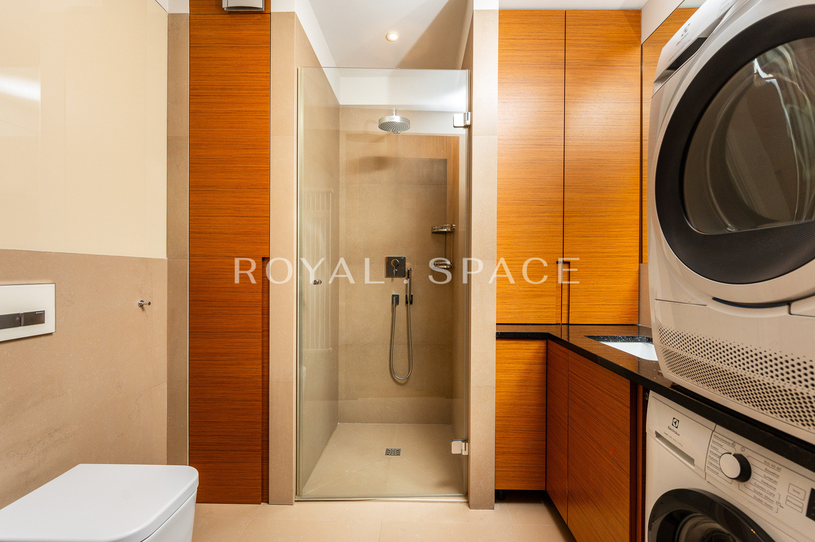 Luxurious 4-bedroom apartment next to Old Town!