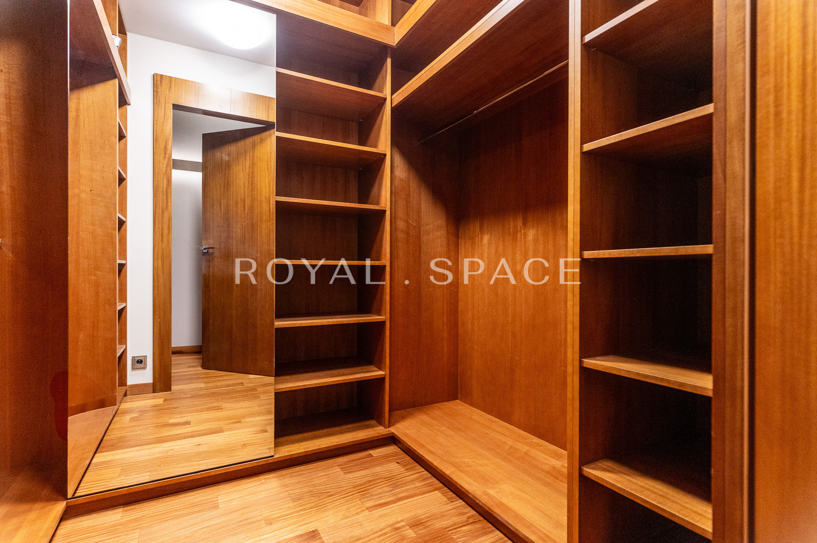 Luxurious 4-bedroom apartment next to Old Town!