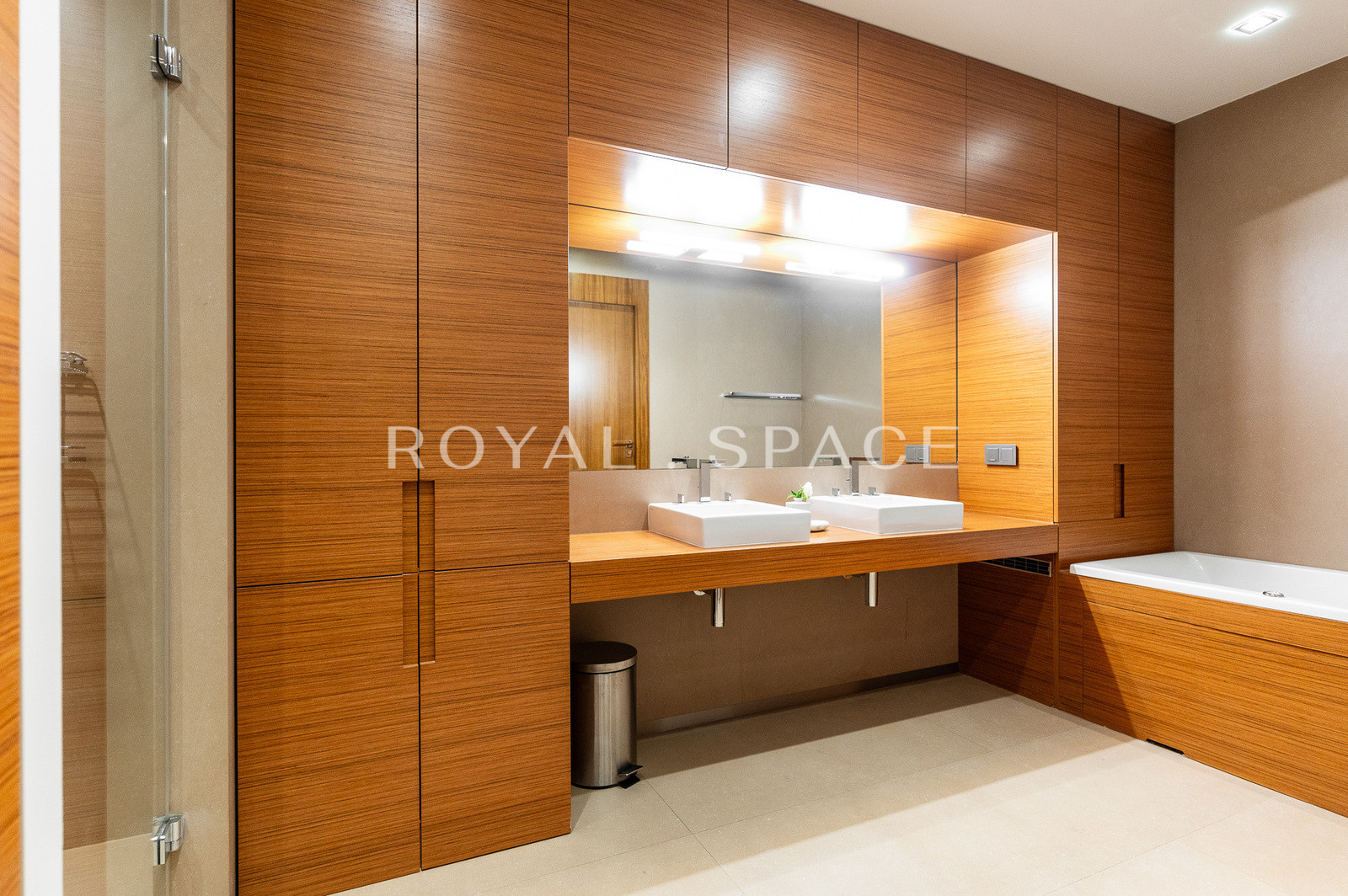 Luxurious 4-bedroom apartment next to Old Town!