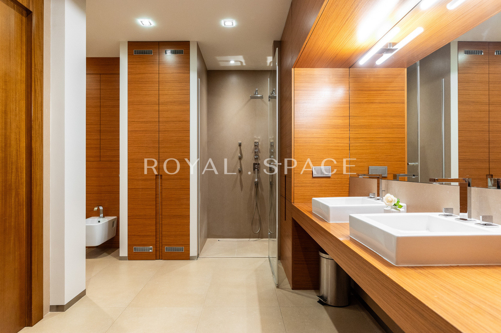 Luxurious 4-bedroom apartment next to Old Town!