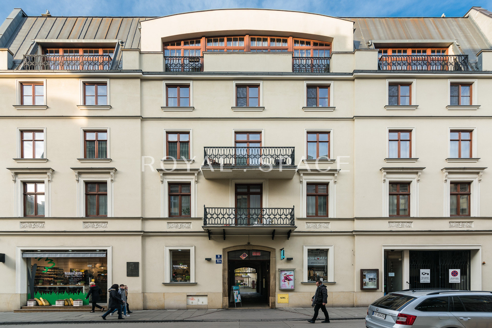 Luxurious 4-bedroom apartment next to Old Town!