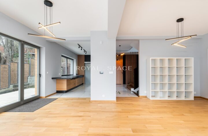 Просторий будинок із панорамним видом на місто