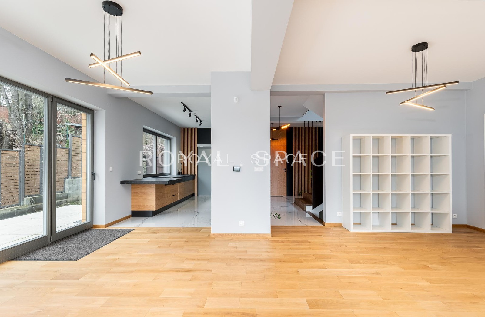 Просторий будинок із панорамним видом на місто