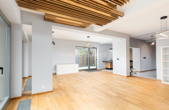 Просторий будинок із панорамним видом на місто