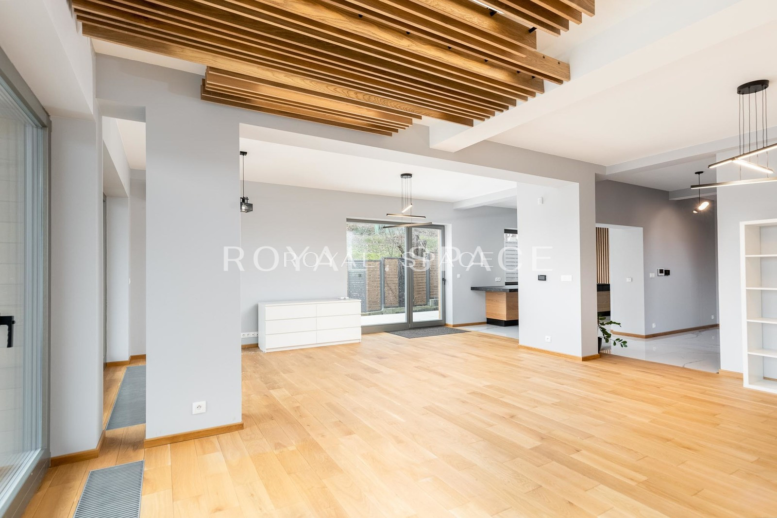 Просторий будинок із панорамним видом на місто