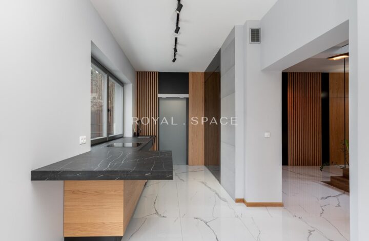 Просторий будинок із панорамним видом на місто