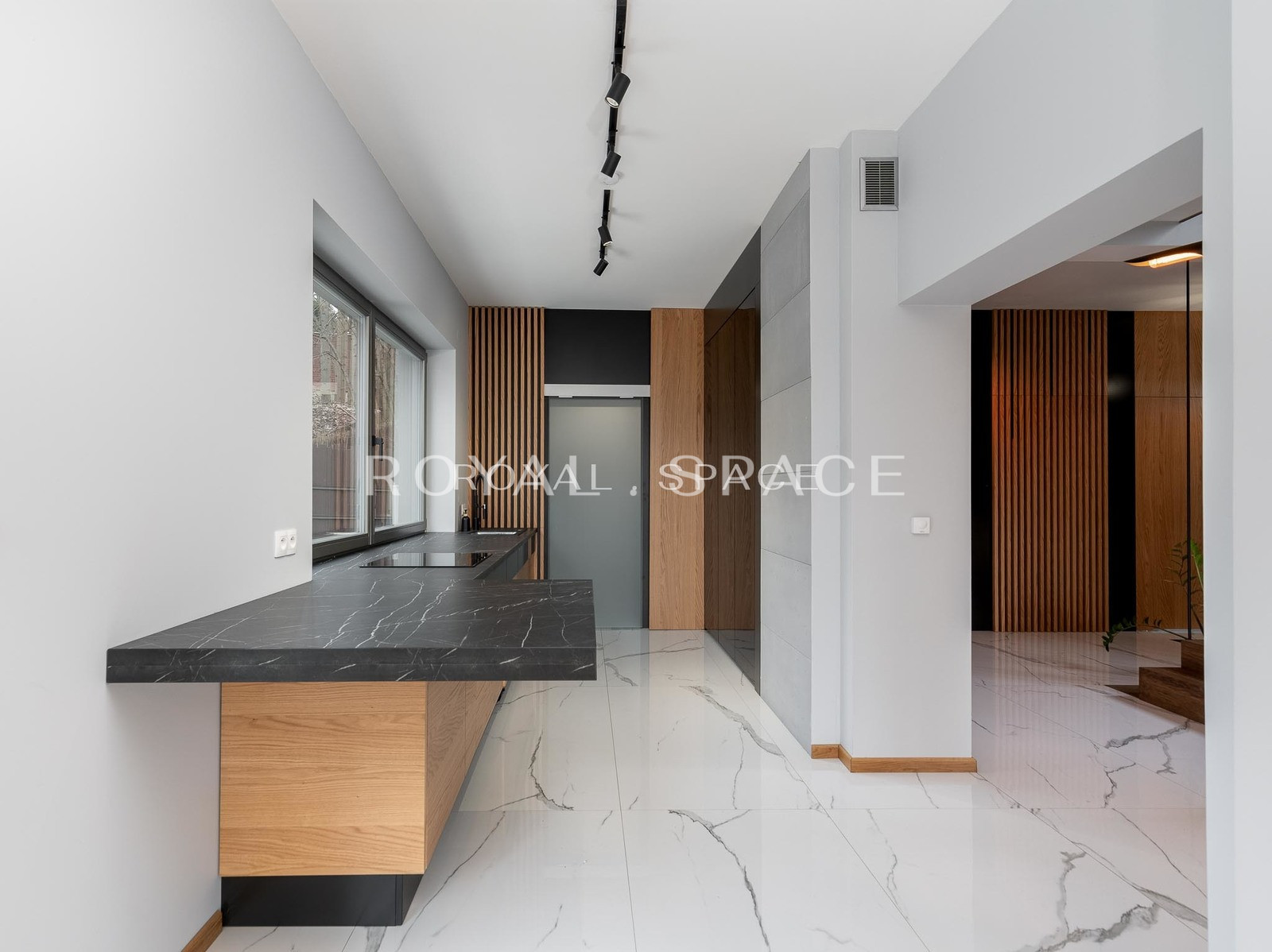 Просторий будинок із панорамним видом на місто